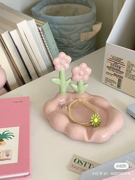 Kpop Pottery, Pink Clay Ideas, Coquette Clay Ideas, Kawaii Clay Art, Clay Inspo Aesthetic, Clay Picture Holder, Clay Art Aesthetic, Cute Stuff To Make, Aesthetic Clay Ideas