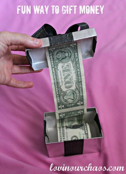 Another fun way to give money.  Could attach a small gift  to the end of the money line. Gift Money, Creative Money Gifts, Christmas Money, Money Origami, Cash Gift, Money Gift, Birthday Gift Ideas, Birthday Presents, Homemade Gifts