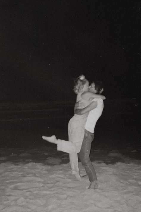 Night Beach Couple Pictures, Night Beach Engagement Photos, Night Beach Photoshoot Couple, Good Night Kiss Couple Engagement Photos, Night Time Beach Photoshoot, Married Pictures, Nighttime Engagement Photos, Good Night Kiss Couple, Night Time Photos