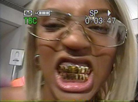 Sunglasses For Your Face Shape, Grillz Teeth, Look 80s, Tooth Gem, Badass Aesthetic, Come Undone, Grunge Hair, Mode Inspo, Black Culture