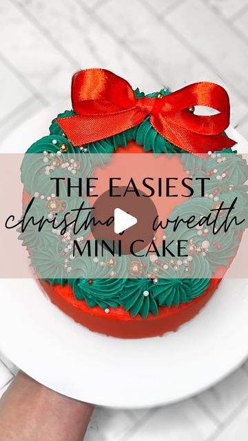 Jillian Vinion on Instagram: "The easiest Christmas wreath mini cake using only two piping tips! This is such a fun way to decorate a festive cake to bring to holiday parties — even your little ones can get involved in this one! You can change up the colors and sprinkles and can even add Christmas candies to decorate the wreath! Such a fun activity to do with the family! ❤️🎄🥰 . Piping tips: 4B & 6B Food color brands: chef master . . . #cupcakes #cupcake #cupcakesofinstagram #cakedesign #homemade #baking #howto #cakedecorating #bakingvideo #baker #bakerlife #dessertgram #caketutorial #cakevideo #bakinglife #tutorial #smallbusiness #lovecake #cakedecorating #pipingskills #pipingtechniques #repost #christmas . . Cake. Cupcakes. Baking. Bakery. Small business. American buttercream. Piping te Small Christmas Cakes, Bundy Cake, Christmas Wreath Cake, Cupcake Wreath, Buttercream Piping, Easy Christmas Cake Recipe, Wreath Cake, American Buttercream, Xmas Candles