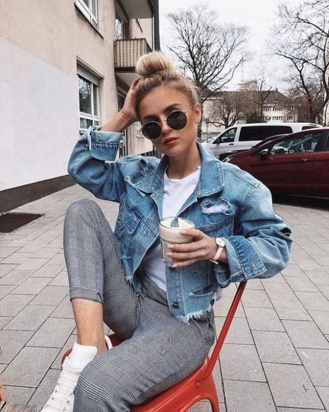 Best Outfit Ideas For When It’s Cold In The Morning But Hot In The Afternoon – Society19 Coffee Style, Mode Tips, Best Casual Outfits, Denim Jacket Outfit, Causal Outfits, Stylish Jeans, School Style, Teenager Outfits, Mode Inspo