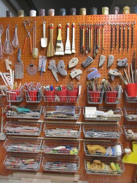 For the love of clay! I would love to have a studio with a wall like this! Peg Boards, Tool Wall, Art Studio Space, Arts And Crafts For Teens, Art Studio Organization, Ceramic Tools, Ceramic Workshop, Pottery Workshop, Studio Organization