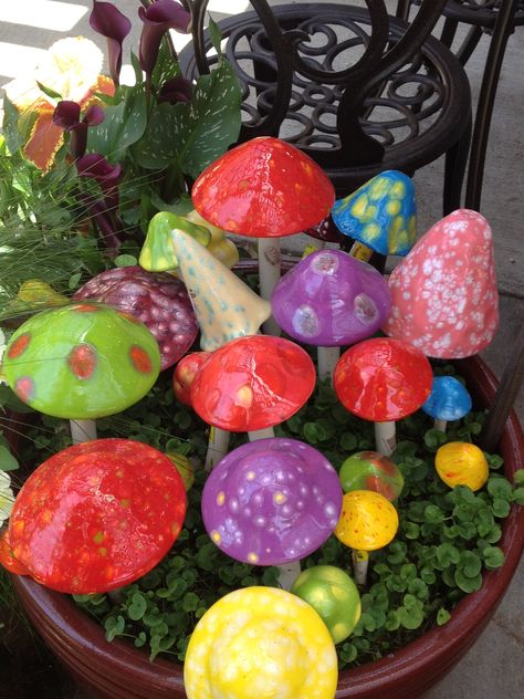 Easy DIY Garden Projects You Can Start Now Yard Mushrooms Diy, Easy Diy Yard Decor, Diy Garden Mushroom Decor, Diy Mushroom Garden Decor, Concrete Mushrooms Diy, Yard Art Diy Garden Projects, Diy Garden Mushrooms, Garden Ornaments Diy, Fun Garden Art