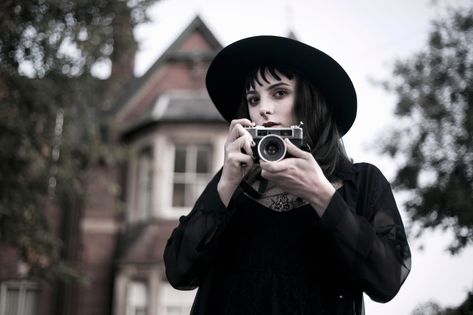 BEETLEJUICE, BEETLEJUICE, BEETLEJUICE! #beetlejuice #lydiadeetz #lydiadeetzcosplay #cosplay #beetlejuicecosplay #halloween #halloweencostumes #halloweeninspo #timburton Kitsch Halloween, Lydia Deets, Beetlejuice Aesthetic, Broadway Aesthetic, Beetlejuice Film, Lydia Deetz Costume, Lydia Deetz Cosplay, Delia Deetz, Winona Rider