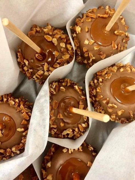 Caramel Candy Aesthetic, Caramel Aesthetic Vintage, Caramel Apples Packaging, Carmel Apples Aesthetic, Caramel Apple Aesthetic, Caramel Apples Aesthetic, Halloween Candy Aesthetic, Carmel Food, Apple On A Stick