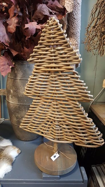 Willow Furniture, Pine Needle Crafts, Basket Weaving Diy, Willow Weaving, Christmas Tree Art, Paper Weaving, Easy Christmas Decorations, Newspaper Crafts, New Year's Crafts