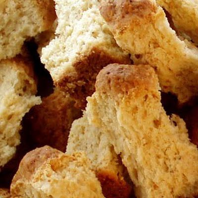 These are a wonderful quick breakfast and are lovely as a snack with a cup of coffee or tea. Karringmelk Beskuit, South African Rusks, Rusks Recipe, Beskuit Resepte, Buttermilk Rusks, Halaal Recipes, Rusk Recipe, African Cooking, Breakfast Bread