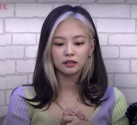 Kim Hair, Korean Hair Color, Me And U, Hair Color Underneath, Peekaboo Hair, Miss Jennie Kim, Black Hair Kpop, Ruby Jane, Tone Hair