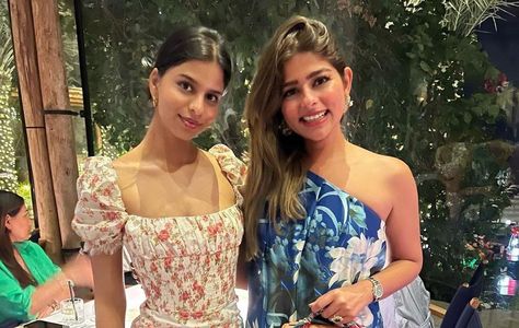 Suhana Khan strikes a pose with Pakistani doppelgänger | The Express Tribune , https://initfeed.com/suhana-khan-strikes-a-pose-with-pakistani-doppelganger-the-express-tribune/life-style/ Check more at https://initfeed.com/suhana-khan-strikes-a-pose-with-pakistani-doppelganger-the-express-tribune/life-style/ Maheep Kapoor, Shanaya Kapoor, Blue Floral Jumpsuit, Gauri Khan, Dubai Trip, Suhana Khan, Mumbai Airport, Aishwarya Rai Bachchan, Shah Rukh Khan