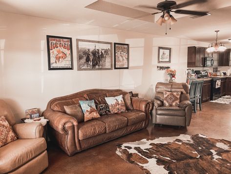 Rodeo Living Room, Western Living Room Ideas Ranch Style, Rodeo House Decor, Western Studio Apartment, Rodeo Home Decor, Small Living Room Ideas Apartment Western, Western Vintage Aesthetic Home, Rodeo Decor, Western Grunge House Decor