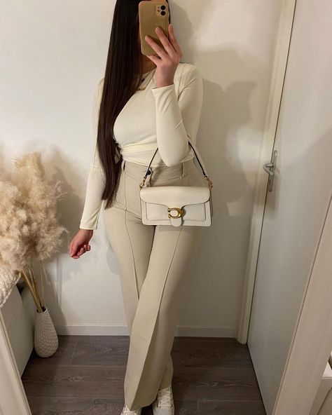 𝐌𝐄́𝐋𝐈𝐒𝐒𝐀 on Instagram: “Fav color 🍨 - body zara: 7385/026 pants zara: 2761/044 bag "tabby" @coach #outfit #outfitinspiration #outfitoftheday #zaraoutfit…” Semi Formal Outfits For Women Classy, Khaleeji Abaya, Elegantes Outfit Damen, Cute Professional Outfits, Corporate Baddie, Cute Work Outfits, Latina Fashion Outfits, Fav Color, Business Outfits Women