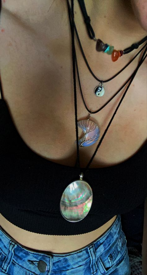 Indie Jewelry Aesthetic, Indie Emo Outfits, Layered Boho Necklaces, Boho Necklace Layering, Y2k Necklace Layering, Alt Layered Necklaces, Hippie Jewelry Aesthetic, Layered Silver Necklaces Grunge, Layered Jewelry Aesthetic Indie