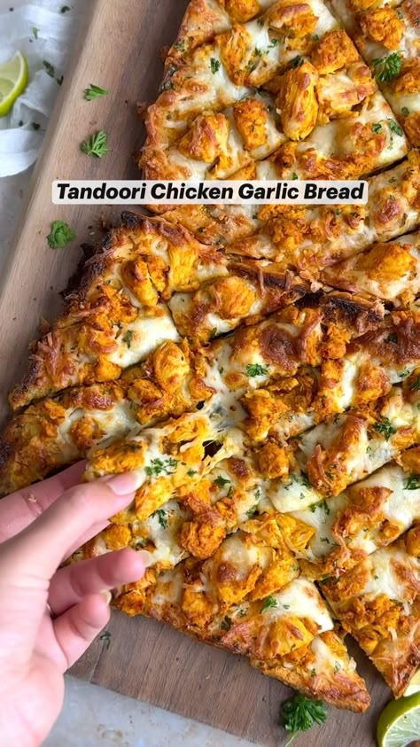 This easy tandoori chicken garlic bread recipe is perfect for a unique appetizer or side dish. Made with Hawaiian rolls, it's cheesy, flavorful, and ideal for parties or dinners like Christmas or Easter family gatherings. Ready in no time, this cheesy garlic bread is a crowd-pleaser! Head to bakewithzoha.com for the full recipe! Cooking Recipes With Chicken, Healthy Snacks With Bread, Very Yummy Food, Chicken Recipes Quick And Easy, Bbq Chicken Garlic Bread, New Chicken Recipes Dinners, Chicken New Recipes, Garlic Toast Dinner Ideas, Husband Food Ideas