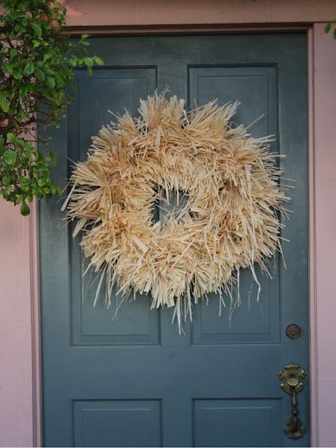 Straw Wreaths, Raffia Wreath, Raffia Crafts, Corn Husk Wreath, Corn Husk Crafts, Crafts Fall, Straw Wreath, Boho Wreath, Autumn Wreaths For Front Door