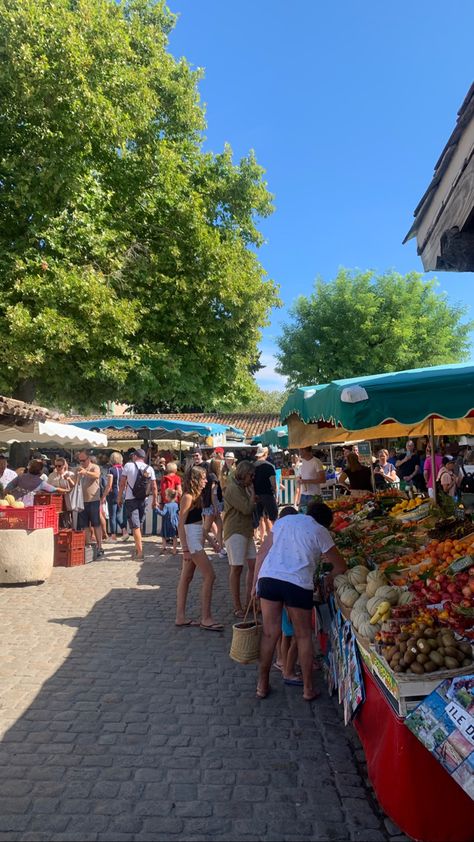 Fresh Market Outfit, European Farmers Market, Outdoor Market Aesthetic, Summer Market Aesthetic, Dc Summer Aesthetic, Summer Farmers Market Aesthetic, Backpacking Europe Aesthetic, Flea Market Aesthetic, Summer Farmers Market