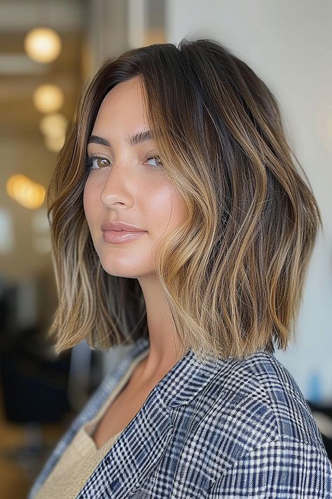 Flattering Haircuts for Women with Fine Hair Flattering Bob Hairstyles, Women Thick Hair Haircut, Shoulder Length Hair Highlights, Mom Cut Fine Hair, Shoulder Length Summer Hair, Collarbone Haircut, Bob With Texture, Fun Hairdos, Collar Bone Hair