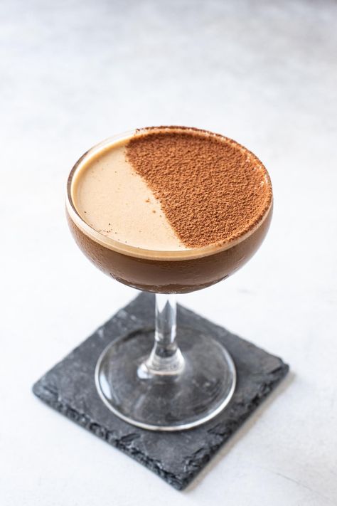 A chocolate espresso martini recipe made with vanilla vodka, coffee liqueur, instant espresso, and chocolate liqueur. The ultimate dessert cocktail. Chocolate Espresso Martini Recipe, Chocolate Espresso Martini, Patio Drinks, Cocktails Christmas, Instant Espresso, Espresso Martini Recipe, Cocktail Martini, Chocolate Martini, Coffee Liqueur