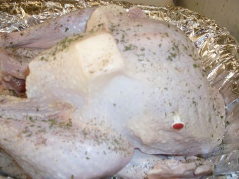 butter under the turkey skin Best Whole Turkey Recipe, Whole Turkey Recipes, Cook A Turkey, Turkey Time, Drip Pan, Whole Turkey, Dinner On A Budget, Turkey Recipe, Pie Pan