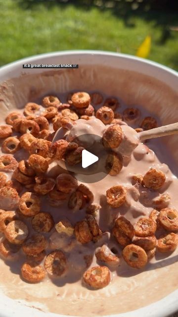 Lainie Kates | Healthy & Easy recipes on Instagram: "PROTEIN CEREAL BOWL - 40g protein 💥

Follow @lainiecooks_ for more easy high protein hacks and recipes! 

What you’ll need:
3/4 cup Greek yogurt or dairy free yogurt 
1 scoop chocolate protein powder 
1/2 cup almond milk 
1 tbsp date syrup 
1 cup cereal (my favorite is @sevensundayscereal maple cinnamon) 

Instructions:
To a bowl add Greek yogurt, protein powder, almond milk and stir well to combine. Add date syrup, stir again and add cereal on top." Protein Hacks, Greek Yogurt Protein Powder, Yogurt Protein Powder, 40g Protein, Easy Protein Meals, Yogurt Protein, Healthy Easy Recipes, Protein Cereal, Date Syrup