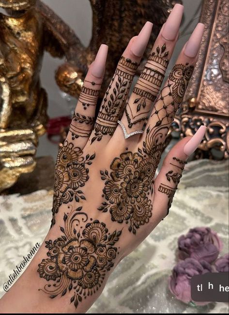 Henna Designs Back, Indian Henna Designs, Henne Tattoo, Henna Flower Designs, Cute Henna Designs, Simple Henna Designs, Henna Style Tattoos, Henna Designs Wrist, Pretty Henna