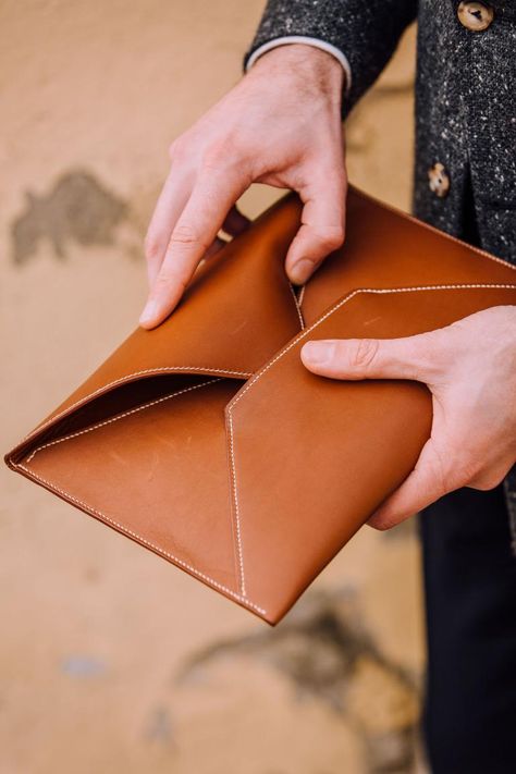 Introducing: The leather envelope folio – Permanent Style Leather Envelope Wallet, Leather Goods Packaging, Permanent Style, Photo Envelope, Diy Leather Bag, Indoor Photography, Leather Supplies, Leather Ideas, Work Accessories