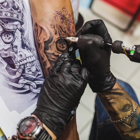 Mãos fazendo tatuagem na mesa com desenh... | Free Photo #Freepik #freephoto #maos #tabela #pintura #cranio Order Tattoo, Tattoo Table, Tattoo Machine Kits, Sketch Free, Tattoo Photography, Beautiful Tattoo, Design Maker, Tattoo Kits, Tattoo Feminina