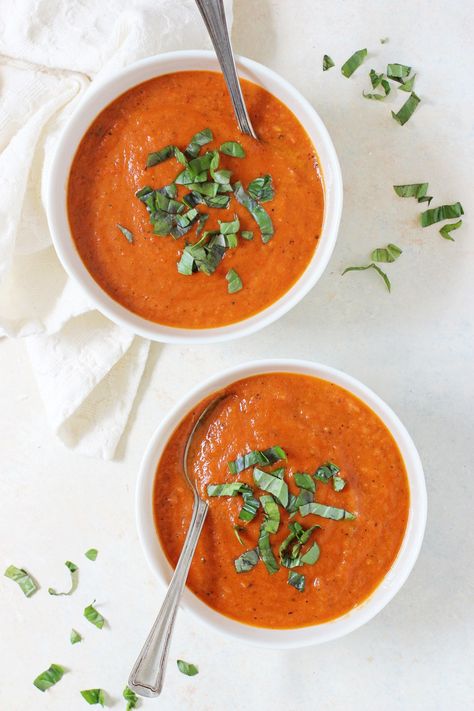 Roasted Garlic Tomato Soup Roasted Garlic Tomato Soup, Garlic Tomato Soup, Tomato Soup Vegan, Roasted Garlic Soup, Garlic Soup Recipe, Tomato Roasted, Warming Soups, Vegan Bites, Soup Shooters