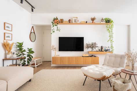 O Conectarq projetou um apartamento de 120m² em São Paulo com design contemporâneo e elegante. A sala de estar e TV possui sofá modular em L, TV fixada na parede e rack multifuncional sofisticado. A decoração inclui plantas e iluminação em trilho com spots pretos, adicionando um toque moderno e funcional. A paleta de cores neutras e elementos de madeira trazem harmonia e tranquilidade ao ambiente, criando um espaço contemporâneo e aconchegante. House Inspo, Home Living Room, Arch, New Homes, Home And Living, Apartment, Sofa, Living Room, Home Decor