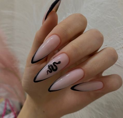 Simple Snake Nails, Black And White Nails Stiletto, Nails Black Snake, Nails Snake Design, Snake Design Nails, Snake Nails Designs, Nails With Snake, Short Stiletto Nail Art, Simple Stiletto Nails