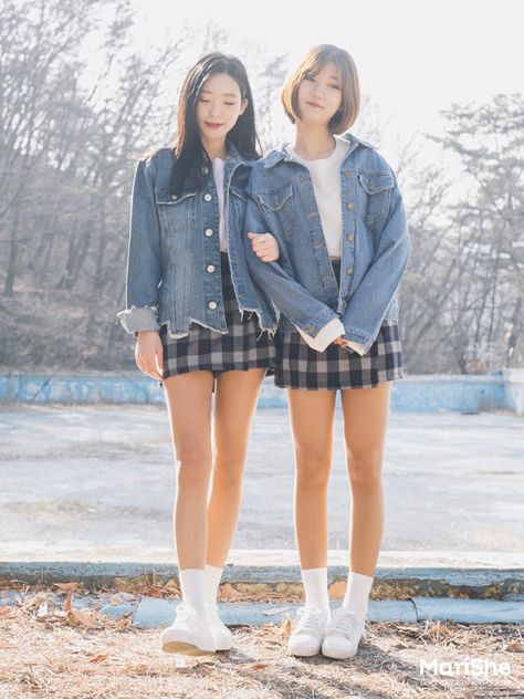 Official Korean Fashion : Korean Twin Look Fashion Twin Fashion, Korean Beauty Secrets, Girls In Mini Skirts, White Socks, Ulzzang Fashion, Status Video, Mode Inspo, Korea Fashion, Denim Jackets