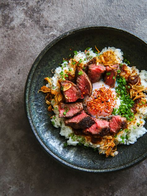 Rice Bowl Plating, Wagyu Donburi, Fried Rice Plating, Wagyu Steak Recipe, Steak Donburi, Umami Paste, Donburi Recipe, Soft Eggs, Food Arrangement