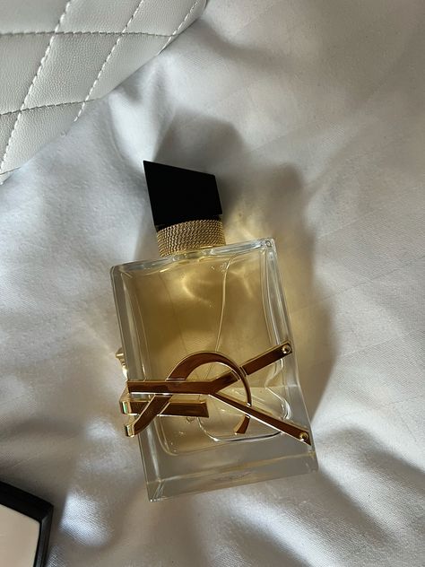 Girly it girl ysl perfume Serena Van Der Woodsen Perfume, It Girl Perfume, Men Perfume Collection, Roses Perfume, Serena Vanderwoodsen, Walburga Black, Ysl Perfume, Perfume Ads, Stargirl Aesthetic