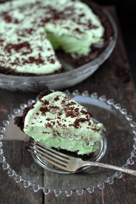 With this easy grasshopper pie recipe, you'll learn how to make frozen grasshopper pie is no time at all. Frozen Grasshopper Pie, Grasshopper Pie Recipe, Green Pie, Grasshopper Pie, Baking Recipes Pie, Chocolate Wafer, Frozen Pie, Mint Recipes, Wafer Cookies