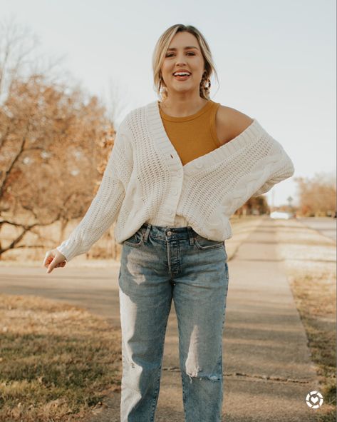 Cardigan Over Tank Top Outfit, Crop Button Sweater Outfit, Oversized Button Cardigan Outfit, Mom Jeans And Cardigan Outfit, Charleston Jeans Outfit, Sweater With Mom Jeans, Button Down Cardigan Outfit, Outfit With Mom Jeans, Button Cardigan Outfit