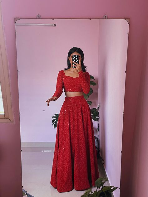 Red Skirt And Top Traditional, Red Skirt Outfit Indian, Red Crop Top Lehenga, Red Lehenga Simple, Kerala Style Skirt And Top, Lengha Ideas, Rida Tharana, Crop Top Outfits Indian, Indian Bridesmaids Outfits