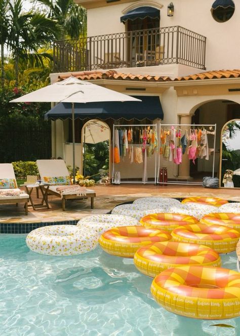 Italian Pool Party, Pool Party Aesthetic, Italian Pool, Aesthetic Birthday Party, Birthday Party Pool, Launch Event Ideas, Pool Party Adults, Foodie Wedding, Diy Dinner