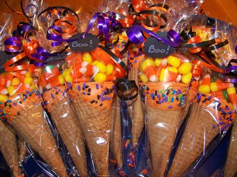 Cute for preschool Halloween parties Halloween Cones, Preschool Halloween Party, Cone Ideas, Class Snacks, Halloween School Treats, Halloween Class Party, Halloween Party Treats, Candy Cone, Halloween Goodie Bags