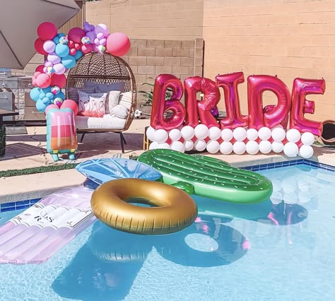 Bridal Pool Party Ideas, Bachelorette Party Decorations Pool, Hen Pool Party Ideas, Bride Pool Float, Pool Bachelorette Party Decoration, Bride To Be Pool Party, Bridal Shower Ideas Pool Party, Outdoor Bachelorette Party Decorations, Bachelorette Party Pool Ideas