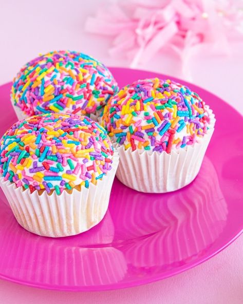 Learn how to make Piñata cupcakes! These sprinkle filled cupcakes are the perfect cupcakes to celebrate any occasion with sprinkles hidden inside! How fun would they be for gender reveal cupcakes?! Dress up your next fiesta Cinco De Mayo party with this fun cupcake tutorial! #pinatacupcakes #cupcaketutorial #sprinklecupcakes #fiestacupcakes #cincodemayocupcakes Piñata Cupcakes, Pinata Cupcakes, Cupcake Bar, Lolly Cake, Perfect Cupcakes, Rainbow Party Ideas, Gender Reveal Cupcakes, Kawaii Sweets, Cupcake Birthday Party