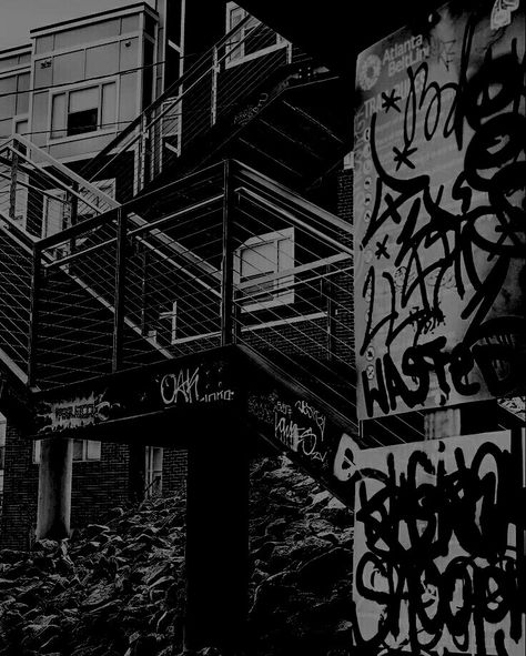 Thief Tattoo, Japanese Graffiti, Beer Factory, Black And White Graffiti, White Graffiti, Urban Graffiti, Dark City, Black And White Background, Silver Bullet