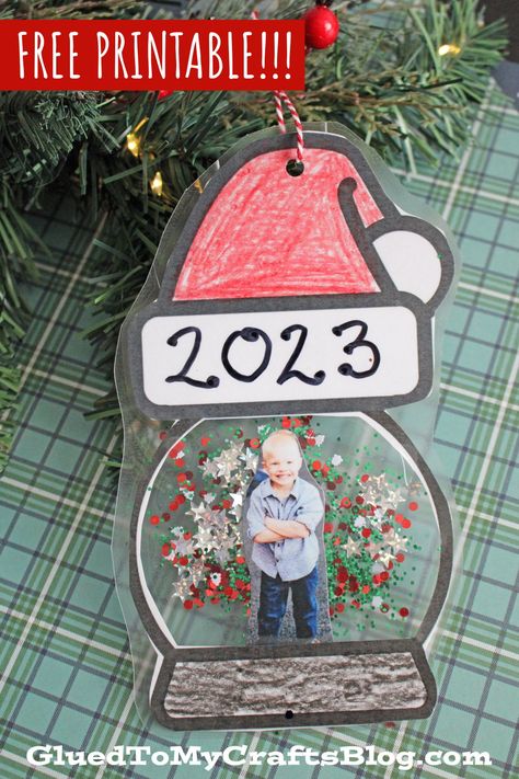 Snow Globe Ornament, Santa Snow Globe, Snow Globe Crafts, Photo Frame Ornaments, Preschool Christmas Crafts, Cadeau Parents, Daycare Teacher, Ornament Craft, Christmas Gifts For Parents