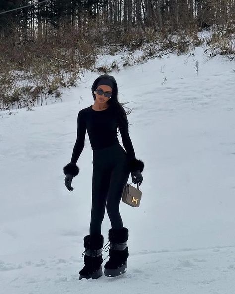 No Chunky Sweaters! Celebs Are Giving Après-Ski Style a Sophisticated New Twist | Vogue Moon Boots Outfit, Mode Au Ski, Jasmin Tookes, Ski Outfit For Women, Ski Fit, Ski Trip Outfit, Apres Ski Outfits, Apres Ski Style, Ski Girl