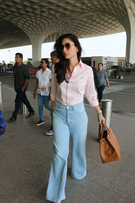 Kapoor Sisters, 90s Bollywood Fashion, Celebrity Casual Outfits, Backless Blouse Designs, 90s Bollywood, Airport Look, Backless Blouse, Kareena Kapoor Khan, Everyday Fashion Outfits