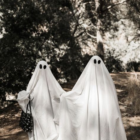 Dress On A Mannequin, Walking In Forest, Ghost Hunting Equipment, Paranormal Research, Halloween Parejas, The Magic Flute, White Spirit, Dp Images, Ghost Pictures