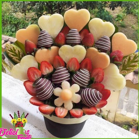 Dipped Fruit Arrangements, Homemade Edible Arrangements, Edible Arrangements Birthday, Edible Arrangements Diy, Fruit Bouquet Ideas, Edible Fruit Arrangements, Fruit Cake Design, Fruit Bouquet, Fruit Platter Designs