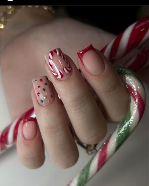 Candy Cane Nails Square, Simple Christmas Nail Designs Square, Easy Xmas Nails Simple, Christmas Square Nails, Christmas Nails Stickers, Christmas Nails Square, Brown Acrylic Nails, Red Christmas Nails, Cute Christmas Nails