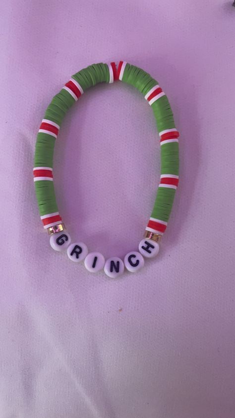 Christmas Braclets Ideas Clay Beads, Preppy Xmas Bracelets, Handmade Christmas Bracelets, Xmas Bracelets Clay Beads, Grinch Clay Bead Bracelet, Beaded Best Friend Bracelets, Xmas Clay Bead Bracelet, Christmas Clay Bracelet Ideas, Clay Bracelet Ideas Christmas