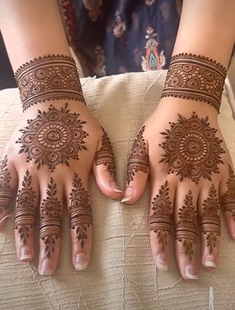 Mehendi Designs For Hands, Palm Henna Designs, Wedding Henna Designs, Henna Designs Back, Palm Henna, Latest Arabic Mehndi Designs, Full Mehndi, Wedding Mehendi, Unique Henna