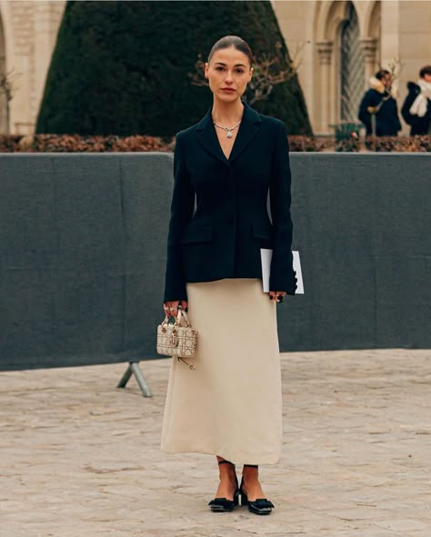 Classy Outfits Blazer, Womens Skirt Suit, Blazer Skirt Outfit Classy, Dior Style Outfit, Dior Skirt Outfit, Blazer And Long Skirt, Skirt And Blazer Outfit, Blazer And Skirt Outfits, Presentation Outfit